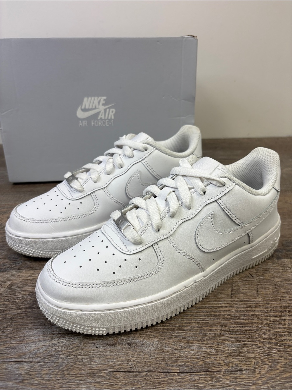 Nike Air Force 1 LE GS Triple White Sneakers 6Y / Women’s 7.5 FV5951-111